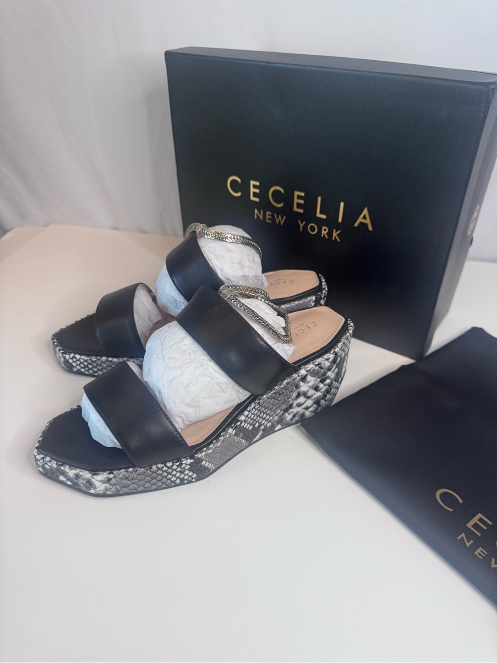 Gorgeous Cecelia Womenโs Sandals Size 8.5